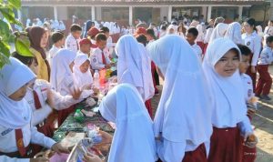 SDN 1 Haurgeulis: Bazar Sekolah Ajarkan Siswa Wirausaha Dini