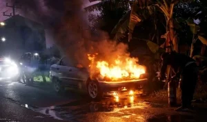 sedan-terbakar-di-jatibarang-warga-damkar-padamkan-api-cepat-19647 Sedan Terbakar di Jatibarang: Warga & Damkar Padamkan Api Cepat