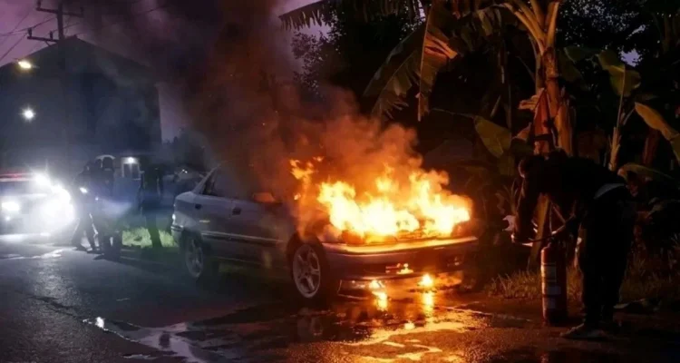 Sedan Terbakar di Jatibarang: Warga & Damkar Padamkan Api Cepat