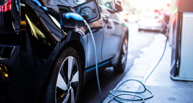 Semakin Banyak Pengguna Mobil Bensin Beralih ke Kendaraan Listrik