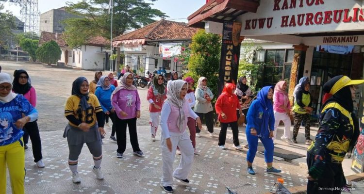 Tim TP PKK Desa Haurgeulis: Senam Jumat Pagi Sehat Kian Meriah!