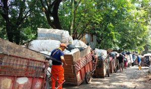 uji-coba-cairan-eco-lindi-untuk-mengatasi-bau-di-tps-tambora-42539 Uji Coba Cairan Eco Lindi untuk Mengatasi Bau di TPS Tambora