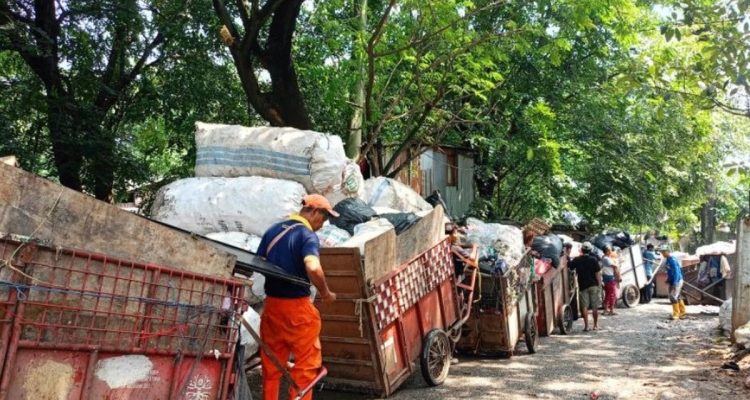 Uji Coba Cairan Eco Lindi untuk Mengatasi Bau di TPS Tambora