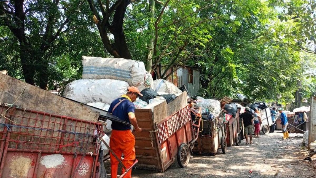 Uji Coba Cairan Eco Lindi untuk Mengatasi Bau di TPS Tambora