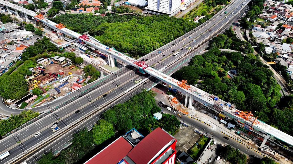 Uji Coba Lintasan LRT Jakarta Fase 1B Velodrome-Manggarai