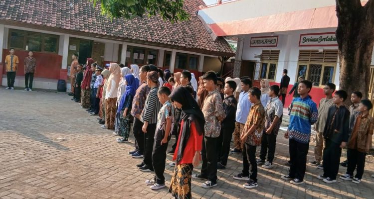 UPTD SDN 1 Haurgeulis: Ratusan Siswa Khidmat Upacara Hari Lahir Pancasila