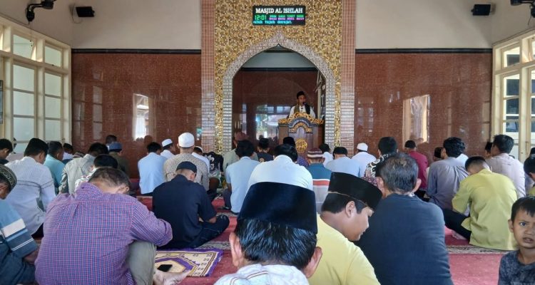 Ustad Dede Ikhwanudin: Kejujuran dalam Muamalah Penting di Kutbah Jumat