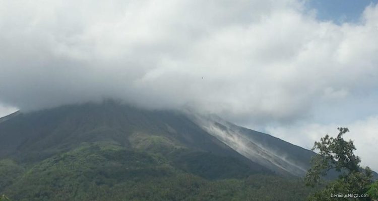 Warga Dilarang Mendekat ke Kawah Karangetang Akibat Terdeteksi Pergerakan Magma