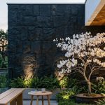 6 Inspirasi Teras Rumah dengan Tabebuya Mini dan Batu Alam untuk Fasad Makin Asri.