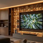 7 Inspirasi Dinding TV Roster dan LED, Bikin Ruang Keluarga Mewah