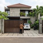 7 Inspirasi Model Gerbang Bergaris Vertikal, Tren Fasad yang Tetap Populer