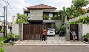 7 Inspirasi Model Gerbang Bergaris Vertikal, Tren Fasad yang Tetap Populer