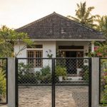 7 Model Gerbang Rumah Kampung Sederhana nan Elegan untuk Fasad yang Modern