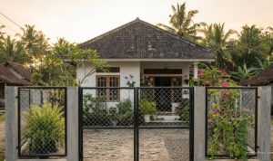 7 Model Gerbang Rumah Kampung Sederhana nan Elegan untuk Fasad yang Modern