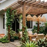 8 Ide Pergola dengan Lampu Gantung untuk Area Bersantai yang Estetik dan Nyaman