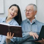 8 Kebiasaan Generasi Tua yang Bikin Gen Z Geleng-geleng Kepala