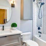 8 Trik Bikin Kamar Mandi Segar Tanpa Exhaust Fan, Bebas Pengap!