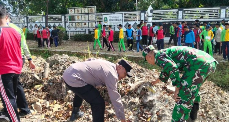 Aksi Ekologi MPLS, Forkopimcam dan TNI Ajak Siswa SMAN 1 Karangkeng Peduli Lingkungan