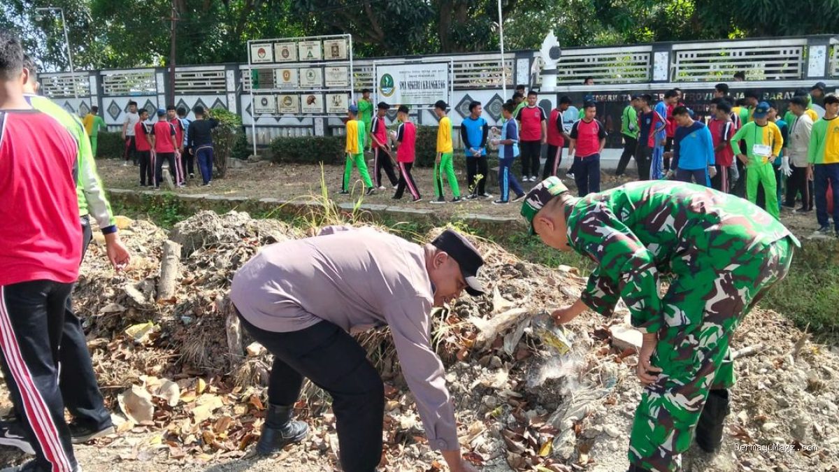 Aksi Ekologi MPLS, Forkopimcam dan TNI Ajak Siswa SMAN 1 Karangkeng Peduli Lingkungan