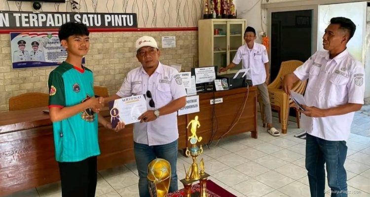 Apresiasi Talenta Muda, Pemdes Jatibarang Baru Guyur Bonus bagi Enam Pemain Juara Piala Bupati Indramayu 2026