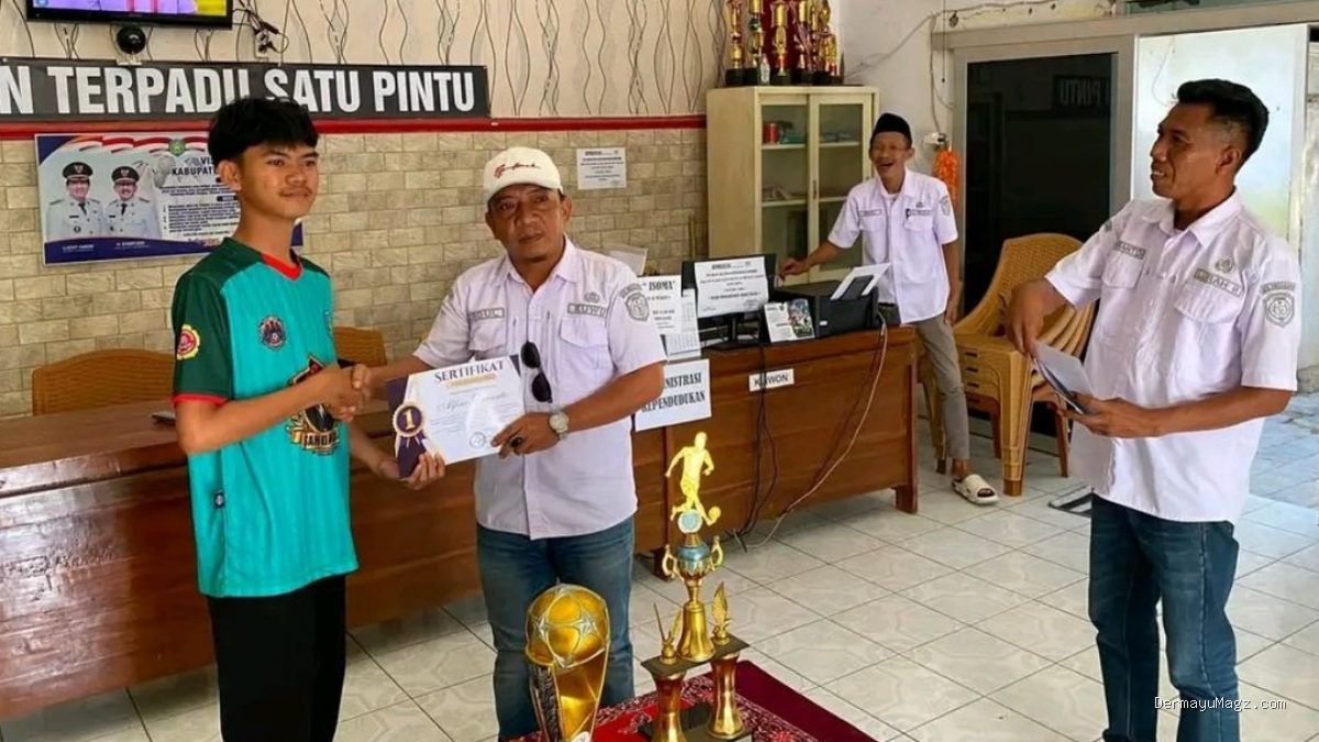 Apresiasi Talenta Muda, Pemdes Jatibarang Baru Guyur Bonus bagi Enam Pemain Juara Piala Bupati Indramayu 2026