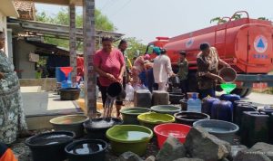 Atasi Krisis Air Bersih, BPBD Indramayu Salurkan 41 Ribu Liter ke Desa Tanjakan