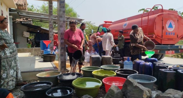 Atasi Krisis Air Bersih, BPBD Indramayu Salurkan 41 Ribu Liter ke Desa Tanjakan