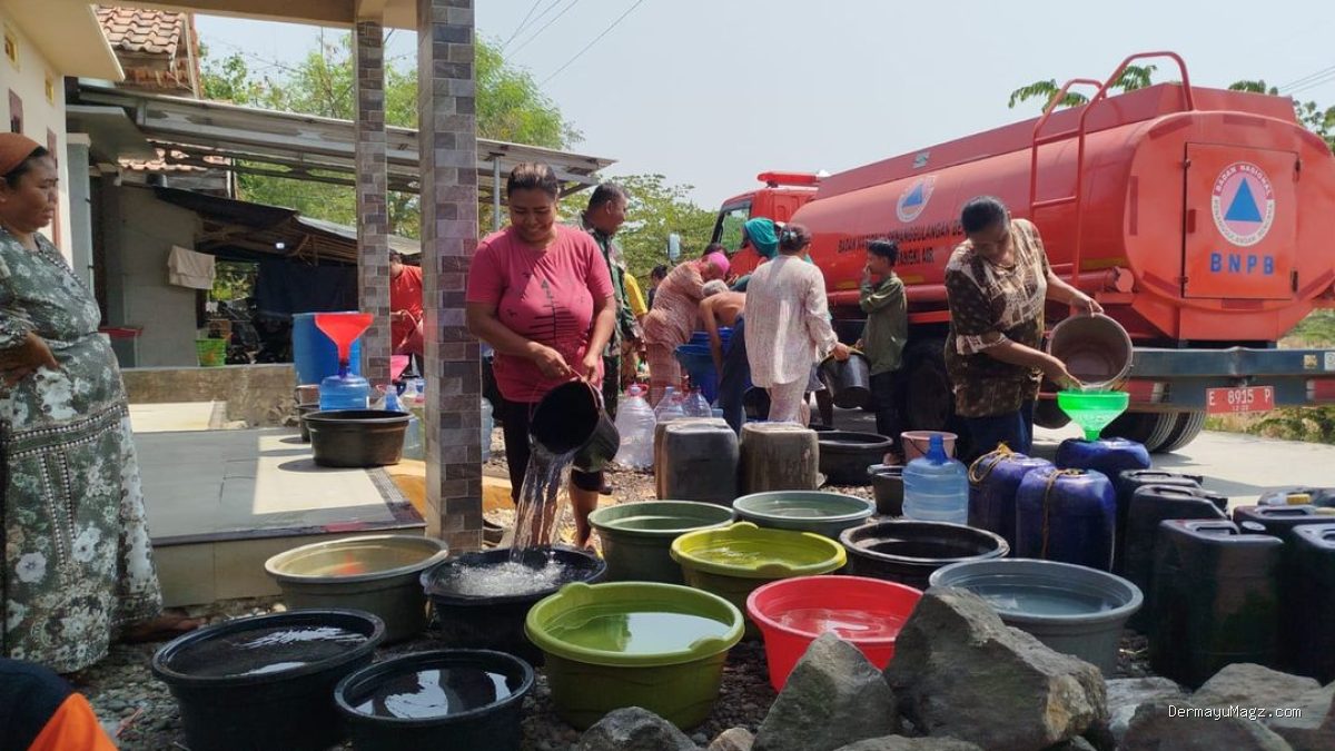 Atasi Krisis Air Bersih, BPBD Indramayu Salurkan 41 Ribu Liter ke Desa Tanjakan