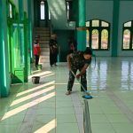 Babinsa Serda Seoulistiyo Setiawan Gelar Aksi Bersih Masjid Nurul Huda