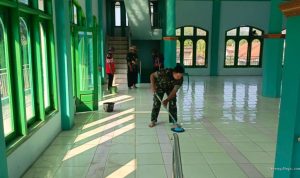Babinsa Serda Seoulistiyo Setiawan Gelar Aksi Bersih Masjid Nurul Huda