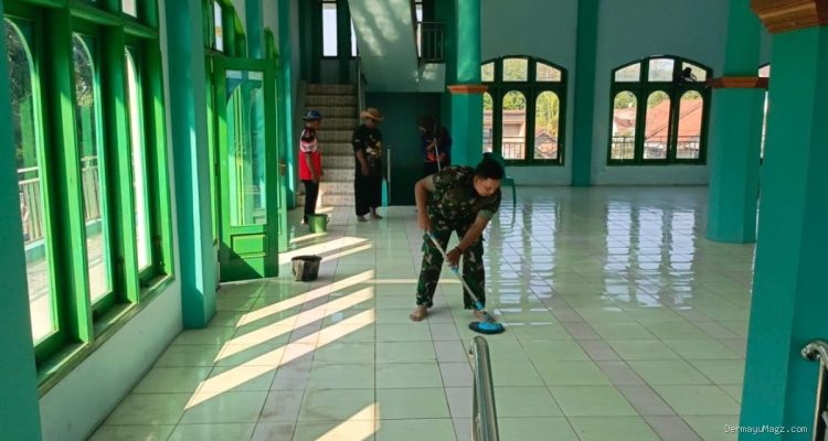 Babinsa Serda Seoulistiyo Setiawan Gelar Aksi Bersih Masjid Nurul Huda