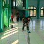 Babinsa Serda Seoulistiyo Setiawan Gelar Aksi Bersih Masjid Nurul Huda