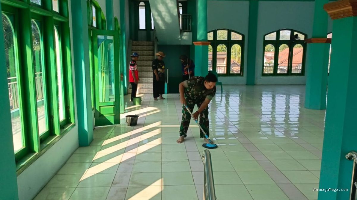 Babinsa Serda Seoulistiyo Setiawan Gelar Aksi Bersih Masjid Nurul Huda