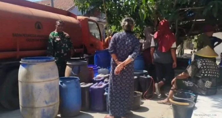 BPBD Indramayu Salurkan Air Bersih ke Desa Tanjakan Terdampak