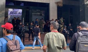 Brimob Bersenjata Amankan Polda Metro Jelang Konferensi Pers Kasus Korupsi