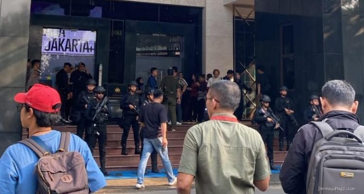 Brimob Bersenjata Amankan Polda Metro Jelang Konferensi Pers Kasus Korupsi
