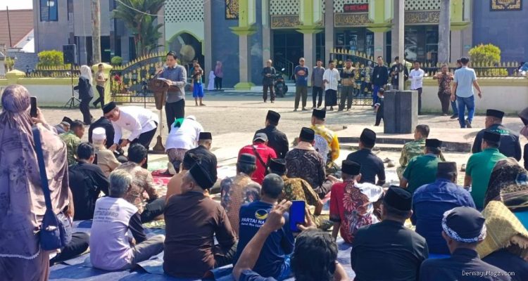 Bupati Indramayu Pimpin Salat Istisqa di Anjatan, Mohon Hujan