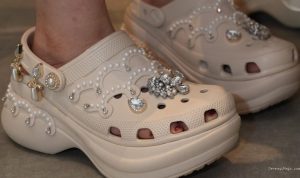 Crocs: Dari Sepatu Terjelek Menjadi Penguasa Pasar Global