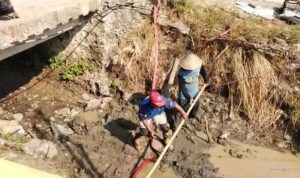 Damkar Indramayu Atasi Saluran Irigasi Tersumbat demi Petani