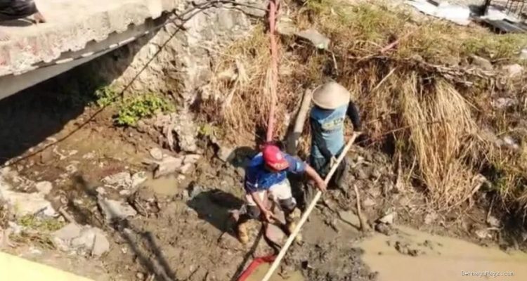 Damkar Indramayu Atasi Saluran Irigasi Tersumbat demi Petani