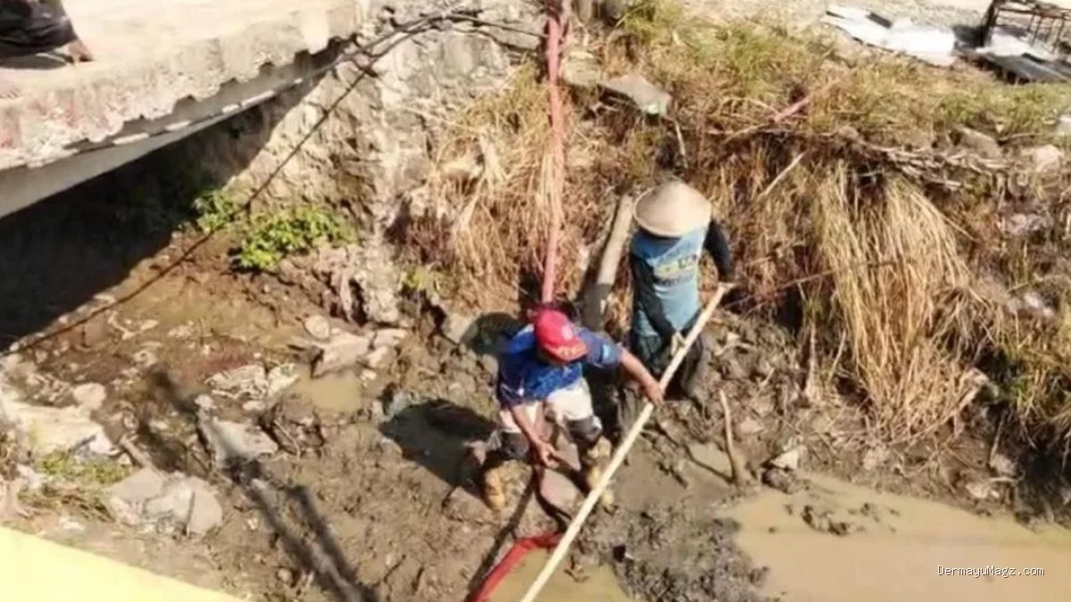 Damkar Indramayu Atasi Saluran Irigasi Tersumbat demi Petani