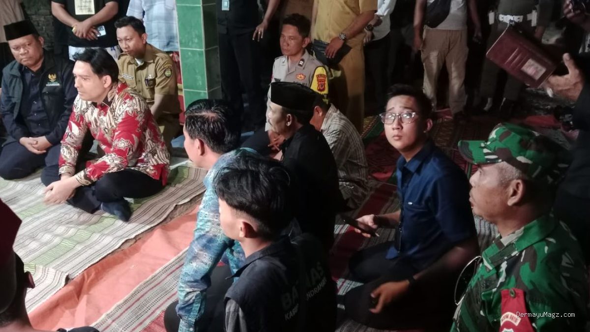 Dampingi Bupati Indramayu, Anggota Koramil 1612/Lelea Turut Berduka Cita ke Rumah Duka Korban Kecelakaan Maut