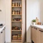 Dapur dengan Pantry Tersembunyi untuk Ruang Lebih Rapi dan Estetik