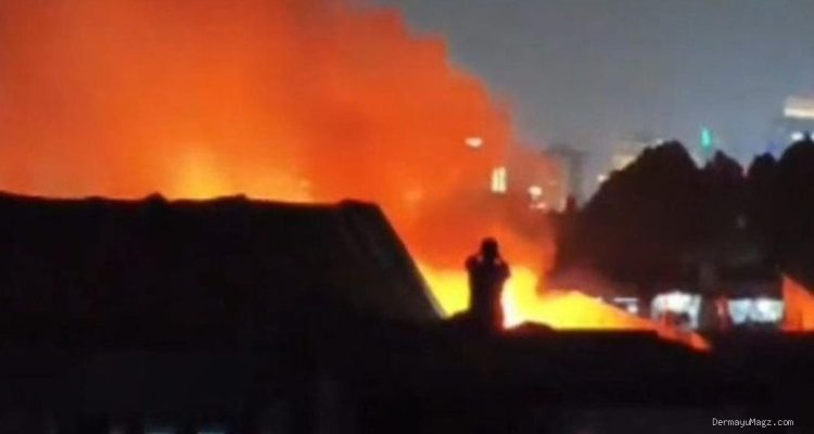 Detik-detik Kebakaran Ludeskan Lima Rumah di Palmerah