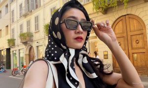 Gaya Klasik Febby Rastanty dengan Scarf saat Liburan di Italia yang Cantik dan Elegan