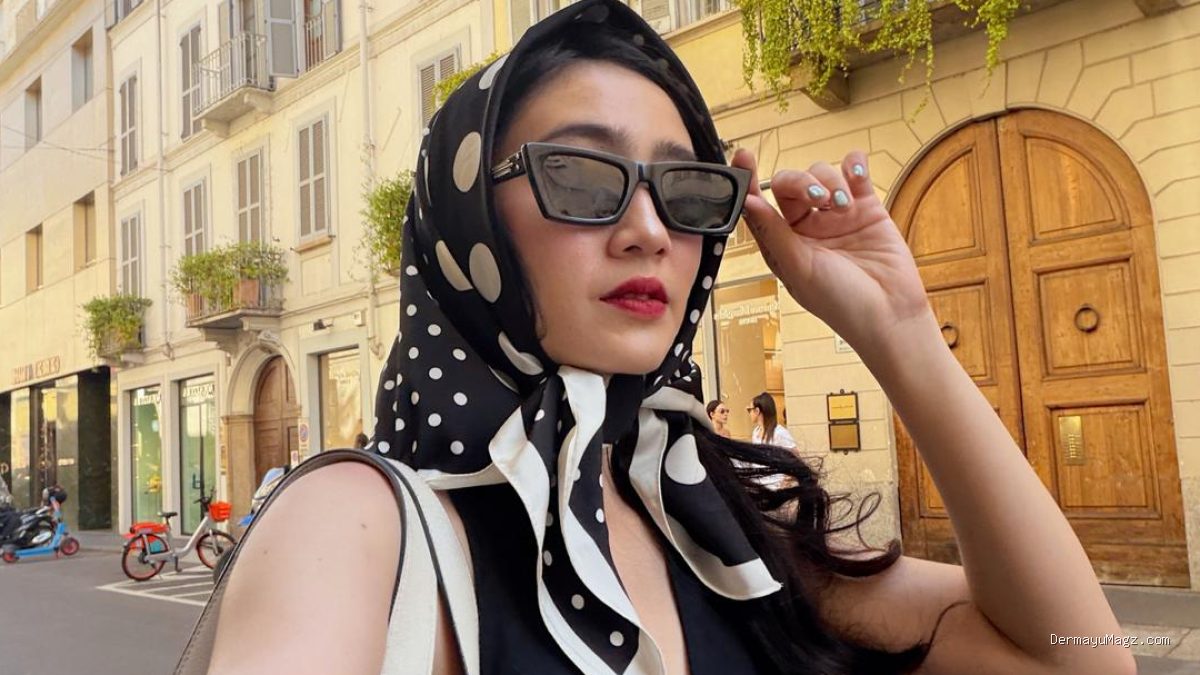 Gaya Klasik Febby Rastanty dengan Scarf saat Liburan di Italia yang Cantik dan Elegan