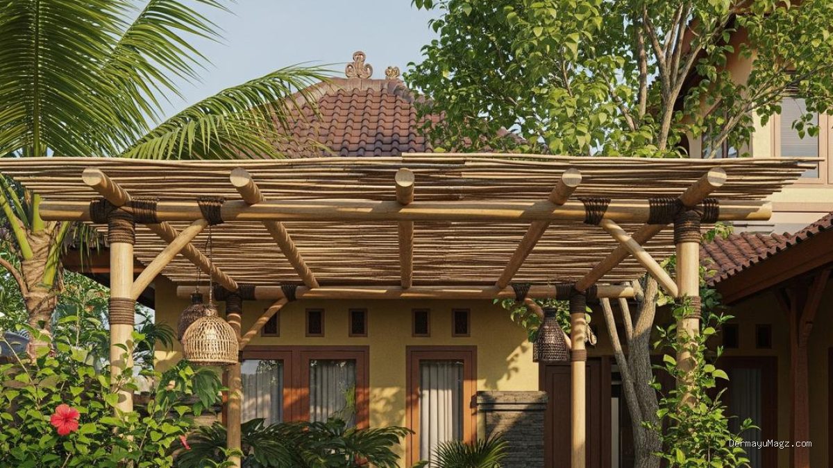 Inspirasi Area Duduk Outdoor di Halaman Belakang dengan Pergola dan Tanaman Hias