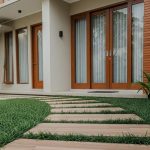 Inspirasi Jalan Setapak Rumput Gajah Mini untuk Taman Minimalis