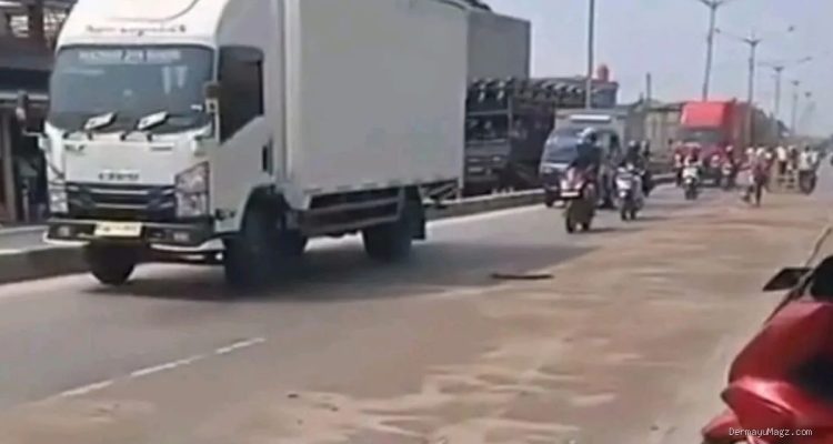 Jalan Pantura Arah Jakarta Licin, Warga Parean Indramayu Heboh