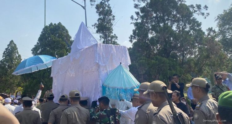 Jenazah Rachmat Gobel Dibawa Keranda Khas Gorontalo ke TMP Kalibata